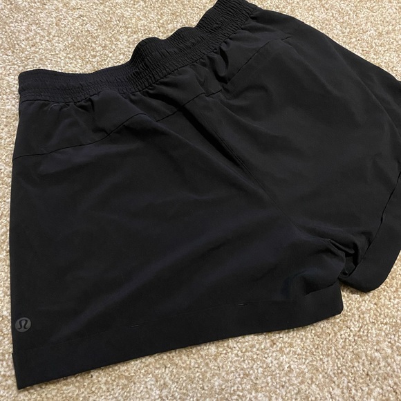 Lululemon Shorts Size 8 - Picture 1 of 2